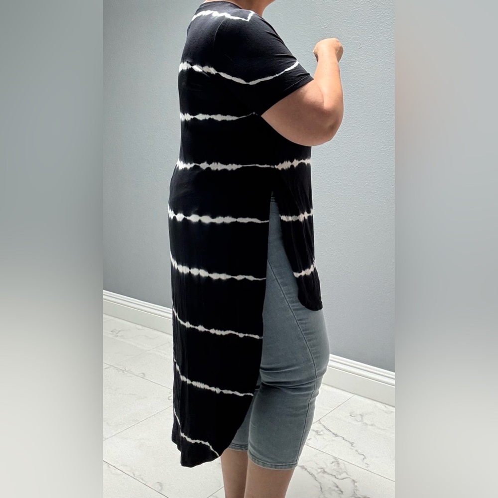 Ava & Viv Gray and White Asymmetrical Short Sleeve Tunic